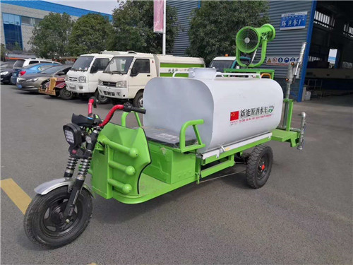 三轮洒水车